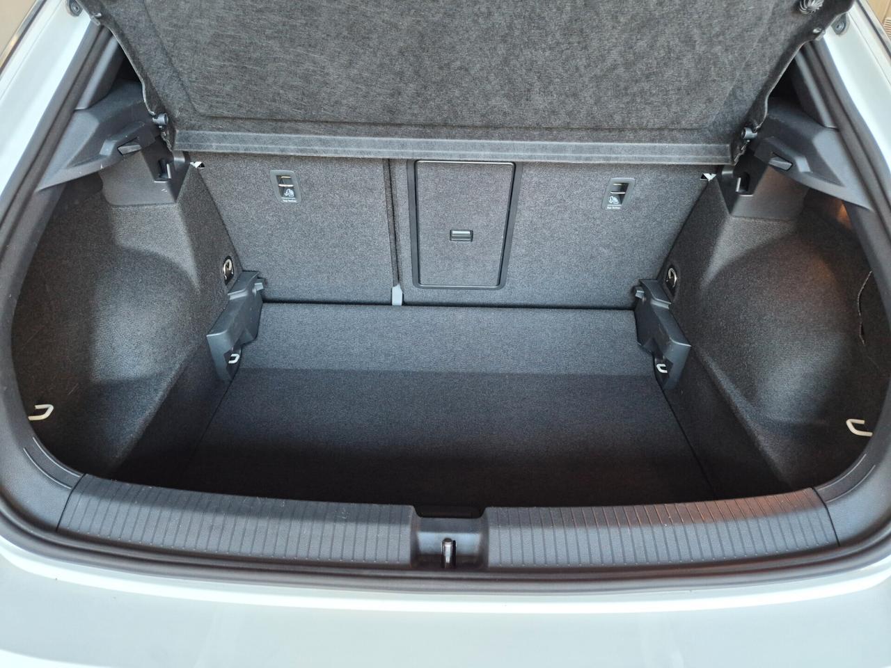 Volkswagen T-Roc 1.5 TSI R-LINE DSG LED APPLE CAR PLAY/ANDROID AUTO RETROCAMERA ACC WIRELESS VETRI PRIVACY AMBIENT LIGHT COCKPIT PRO