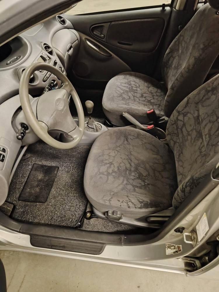 Toyota Yaris 1.0i 16V cat 5 porte Sol