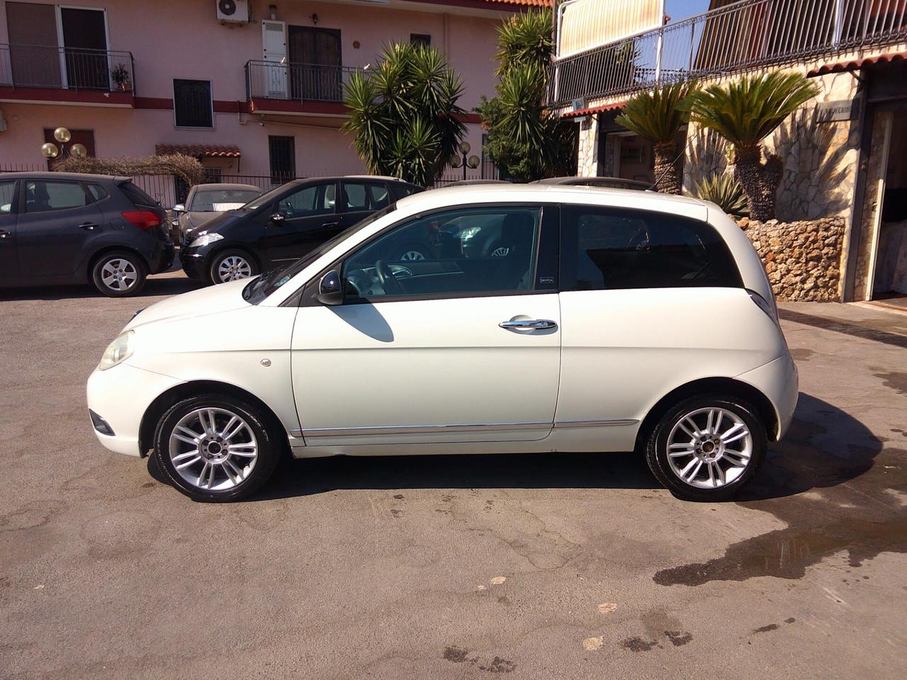 Lancia Ypsilon 1.2 69 CV Unyca 2012