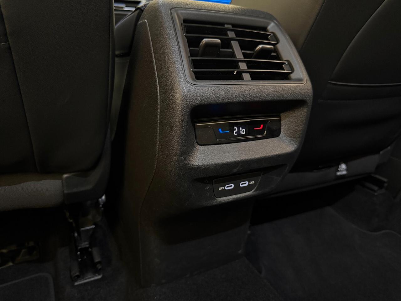 Volkswagen Tiguan 2.0 TDI 150 CV DSG Elegance led gancio elettrico adattivo retrocamera
