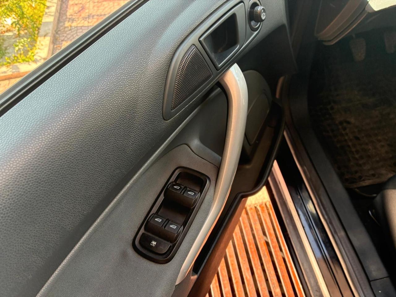 Ford Fiesta 1.2 5p perfetta-2010