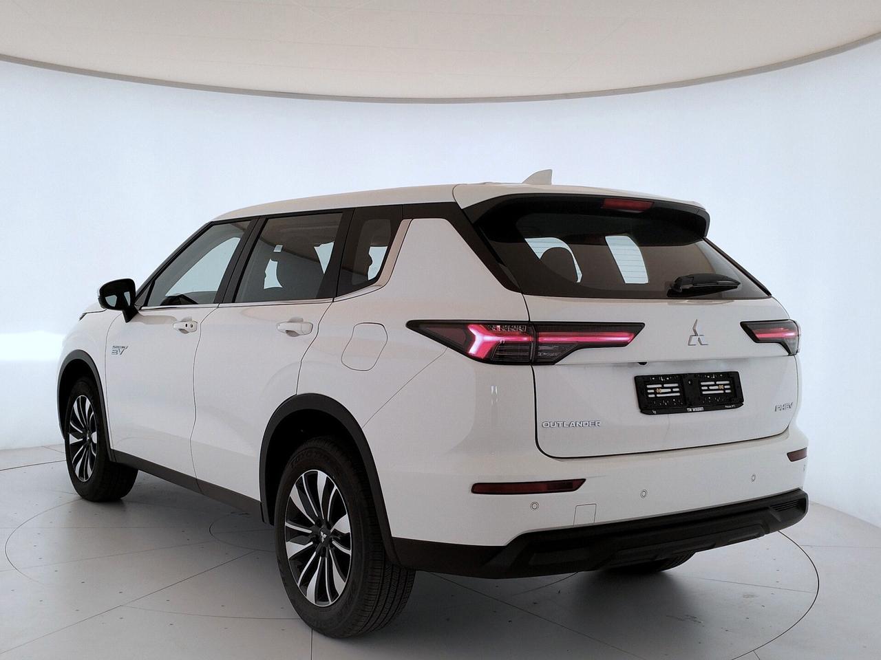 Mitsubishi Outlander DISPONIBILE IN VARIE COLORAZIONI E ALLESTIMENTI - CONCESSIONARIO UFFICIALE
