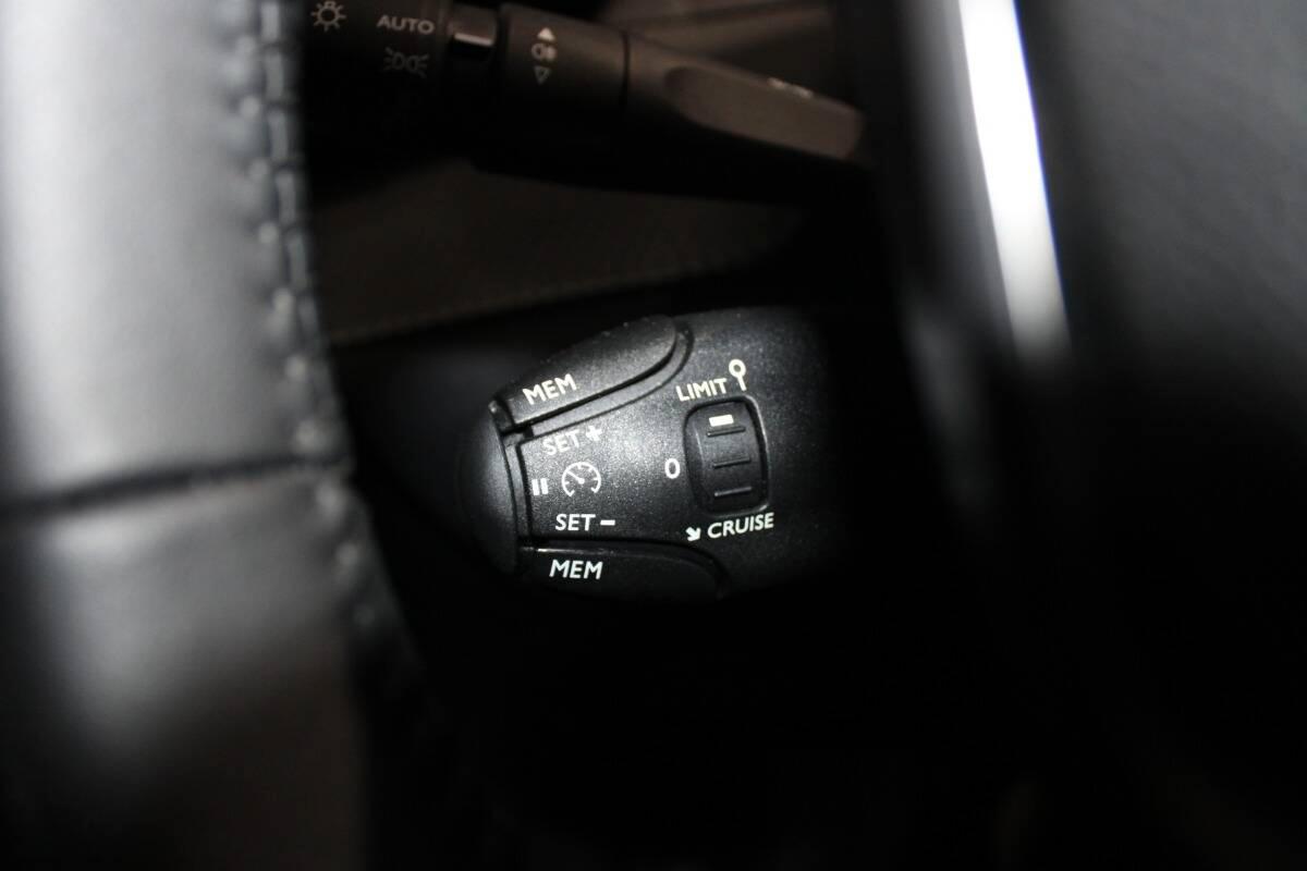 Peugeot 208 1.2 puretech Allure s&s 100cv Con CARPLAY