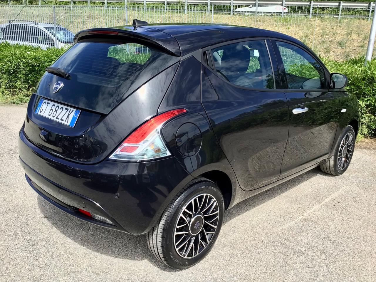 Lancia Ypsilon 1.0 FireFly 5p Hybrid Platino