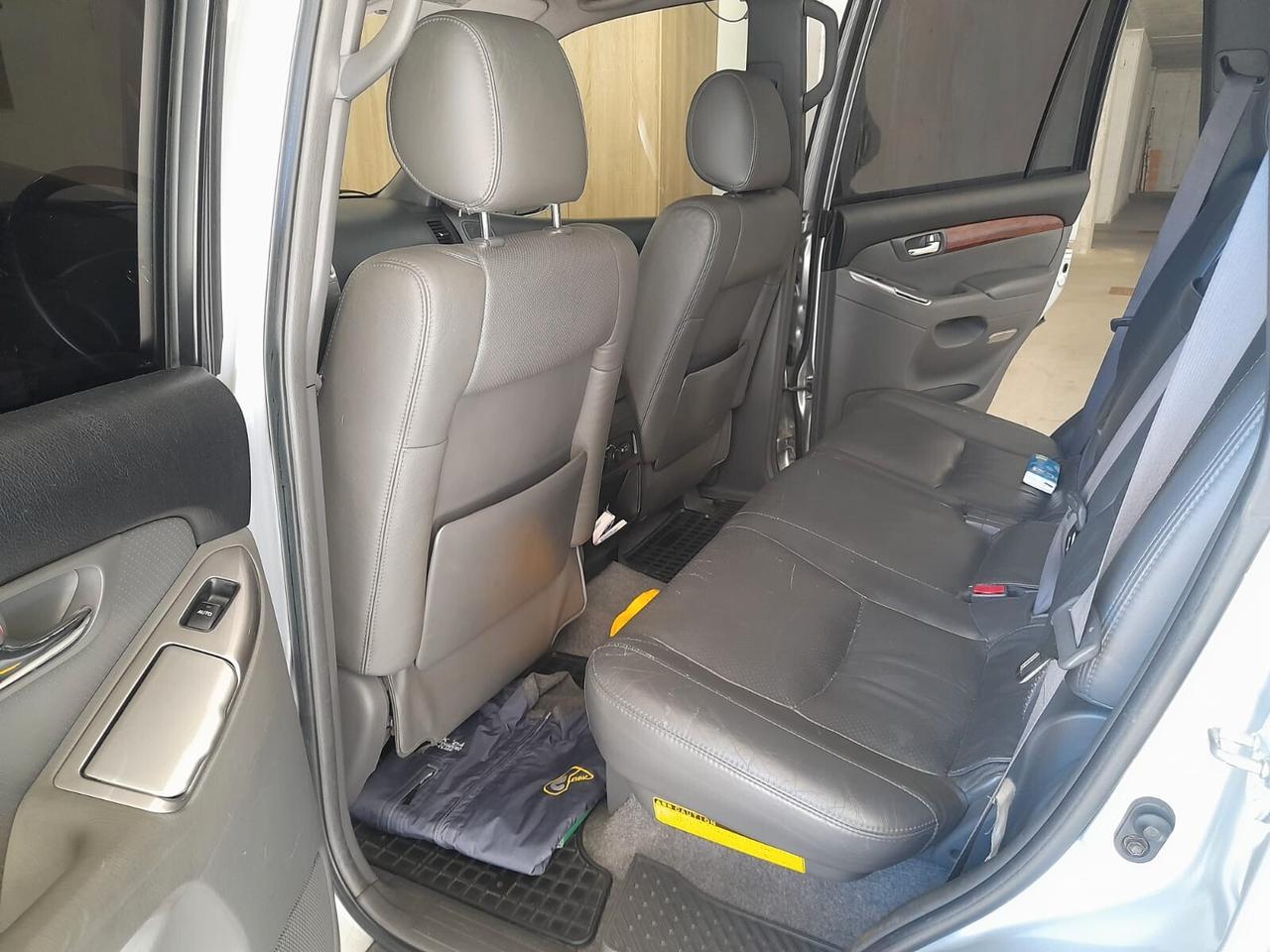 Toyota Land Cruiser 7 POSTI 3.0 D-4D 5p. aut. Wagon