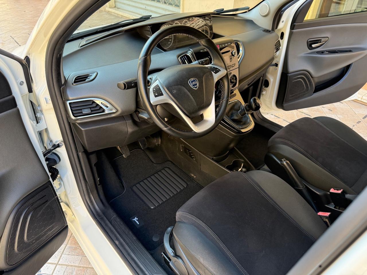 Lancia Ypsilon 0.9 TwinAir 85 CV 5 porte Metano Ecochic Silver