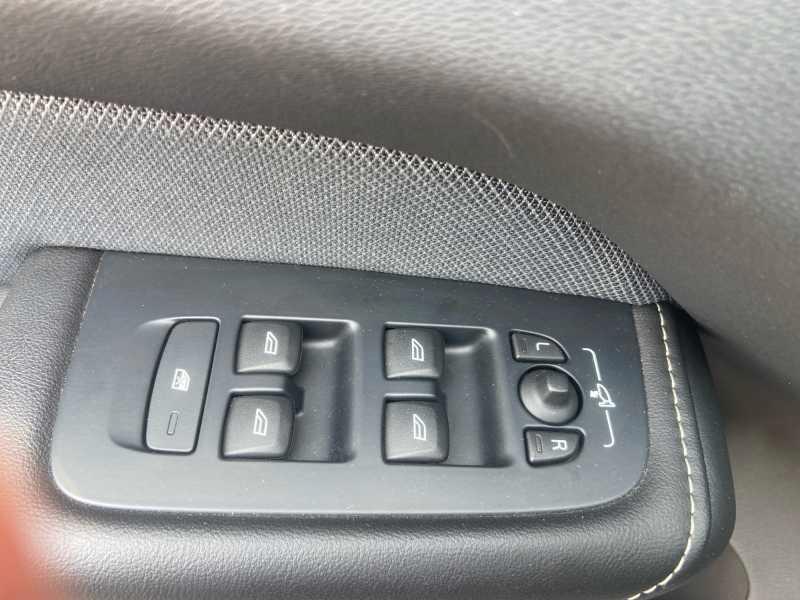 VOLVO XC60 2.0 b4 R-design AwD AuTo
