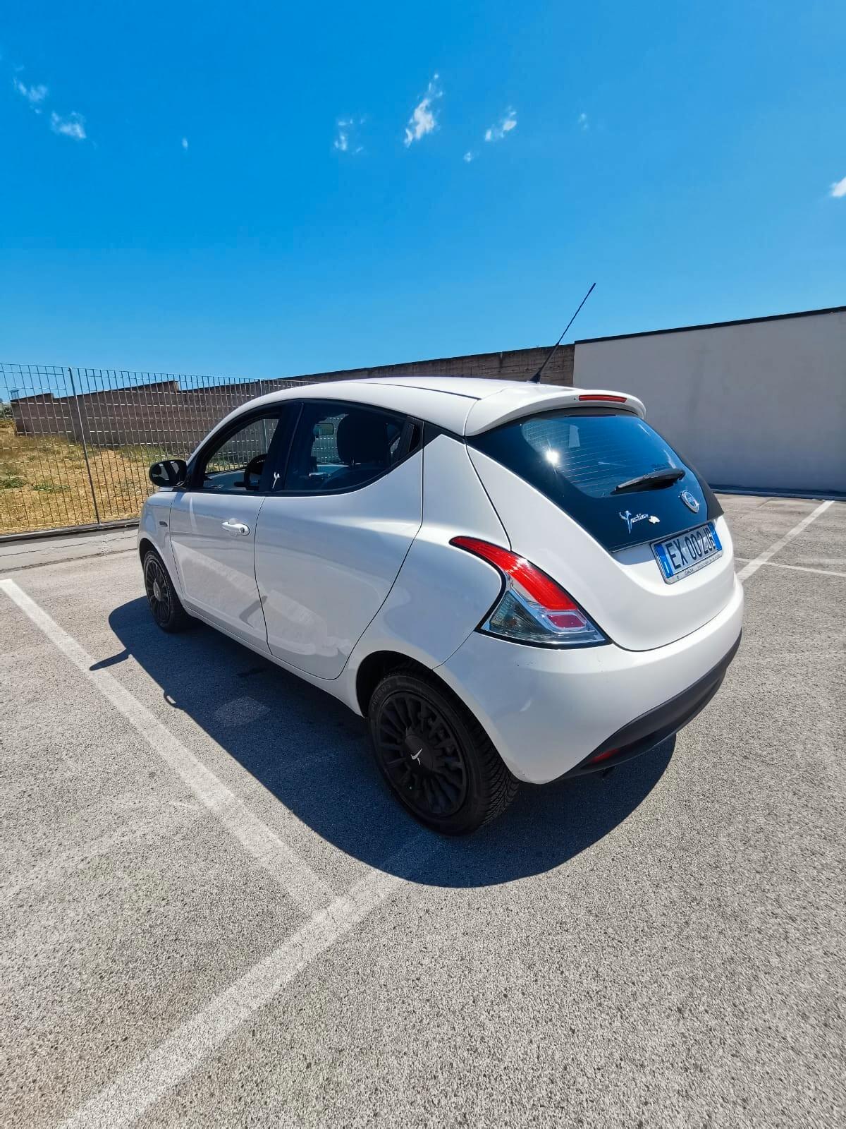 Lancia Ypsilon 1.2 69 CV 5P. GPL Ecochic Silver