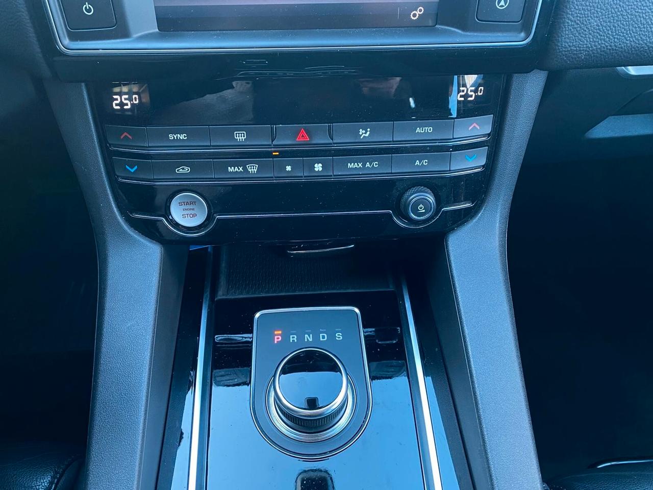 Jaguar F-Pace 2.0 D 180 CV AWD Prestige