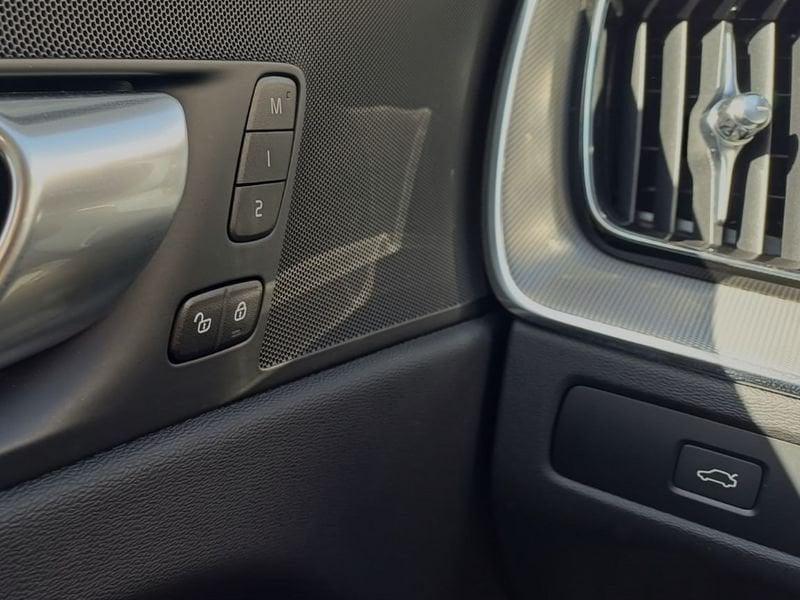 Volvo XC60 B4 197+14 CV AWD Automatica Mild Hybrid Diesel Plus Dark N1 Autocarro