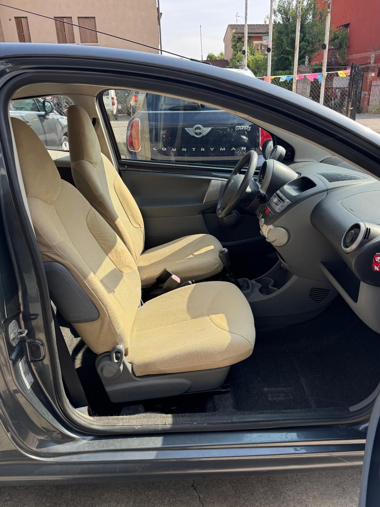 Peugeot 107 -