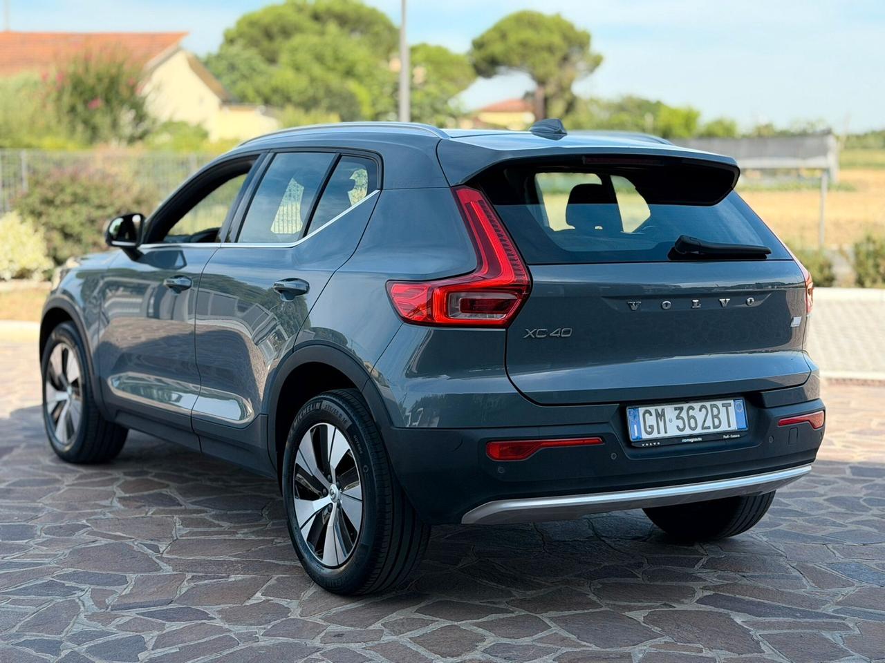 Volvo XC40 Recharge Plug-in Hybrid autocarro N1