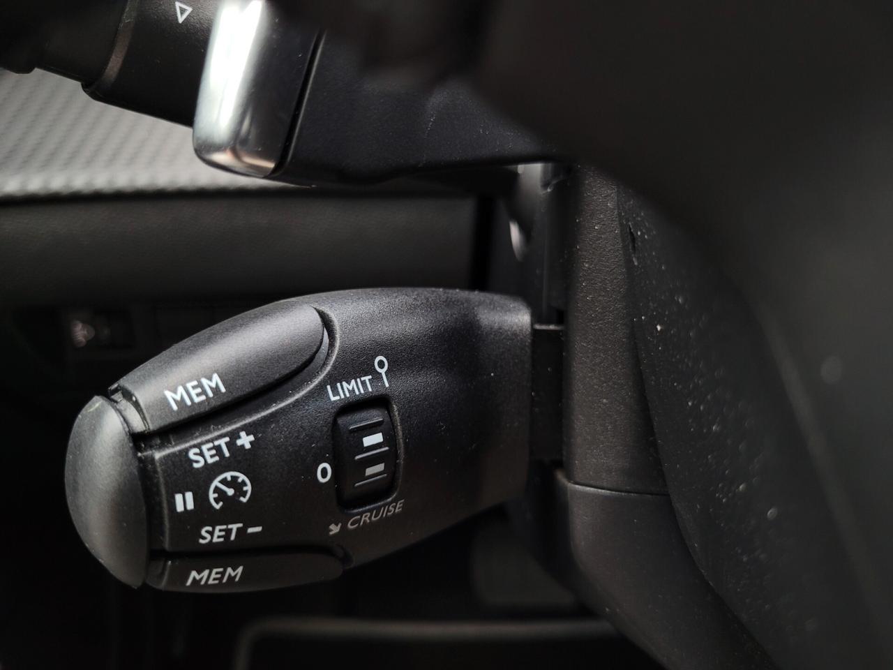 Peugeot 2008 1.2 ALLURE AUT. CARPLAY LED ACC RETROCAMERA