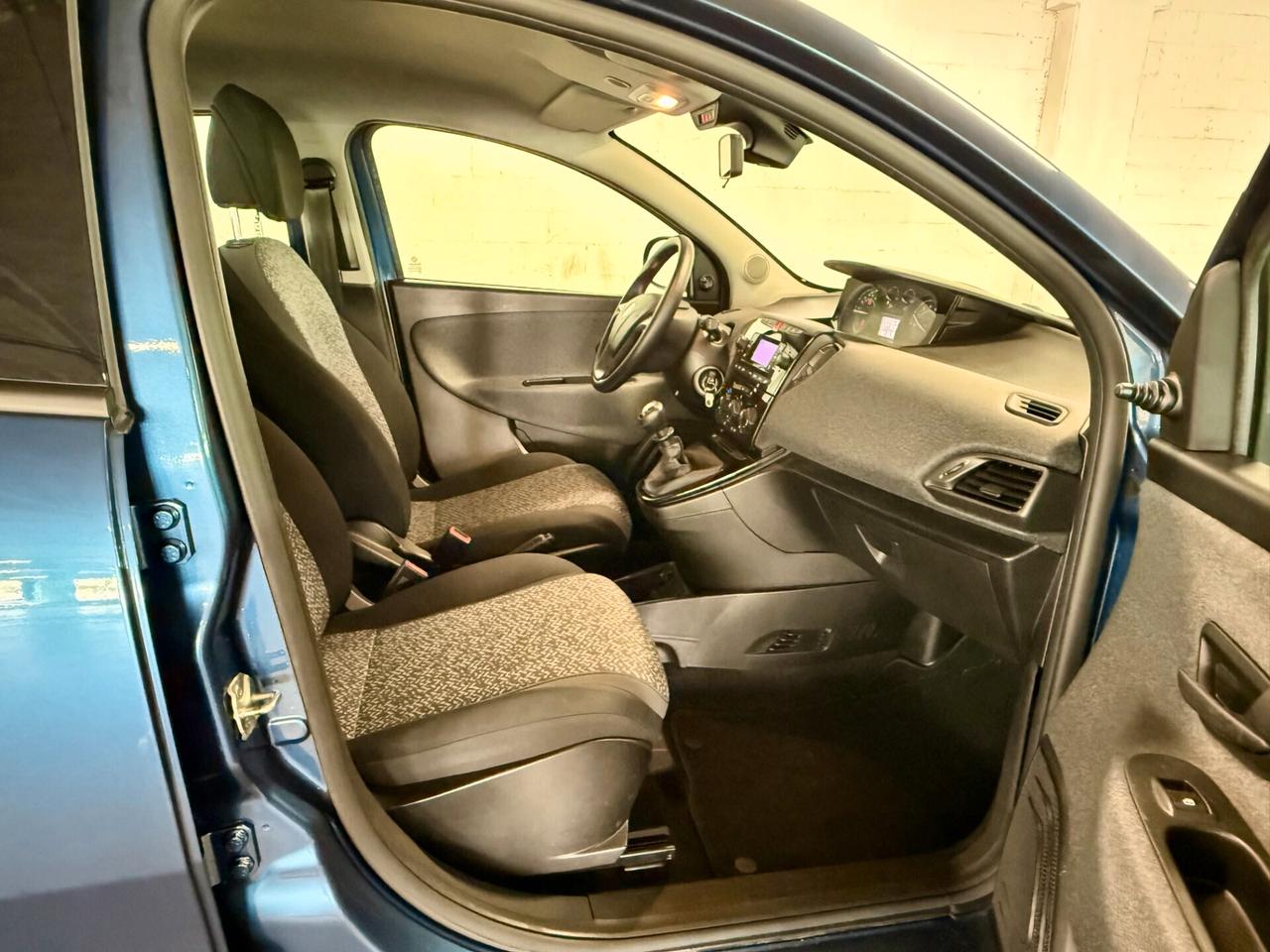 Lancia Ypsilon 1.0 FireFly 5 porte S&S Hybrid Silver