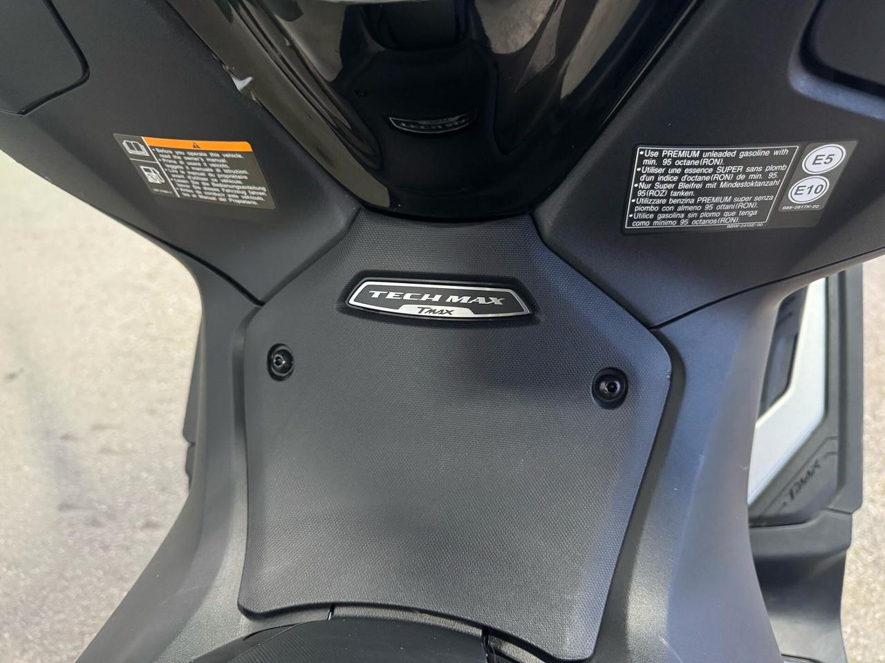 YAMAHA T-MAX 560 TECH MAX DARK MAGMA 2024