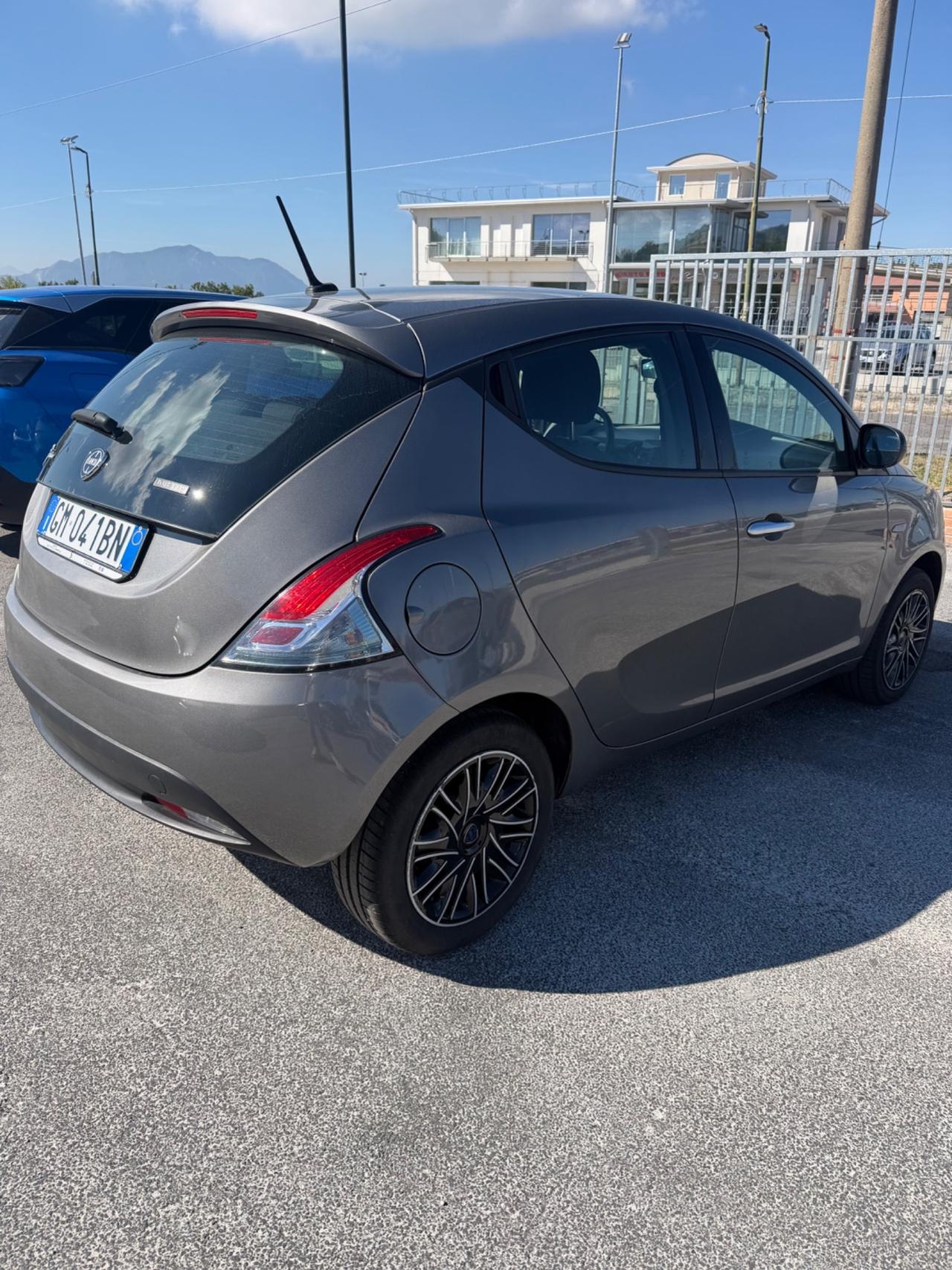 Lancia Ypsilon 1.0 FireFly 5 porte S&S Hybrid Ecochic Silver