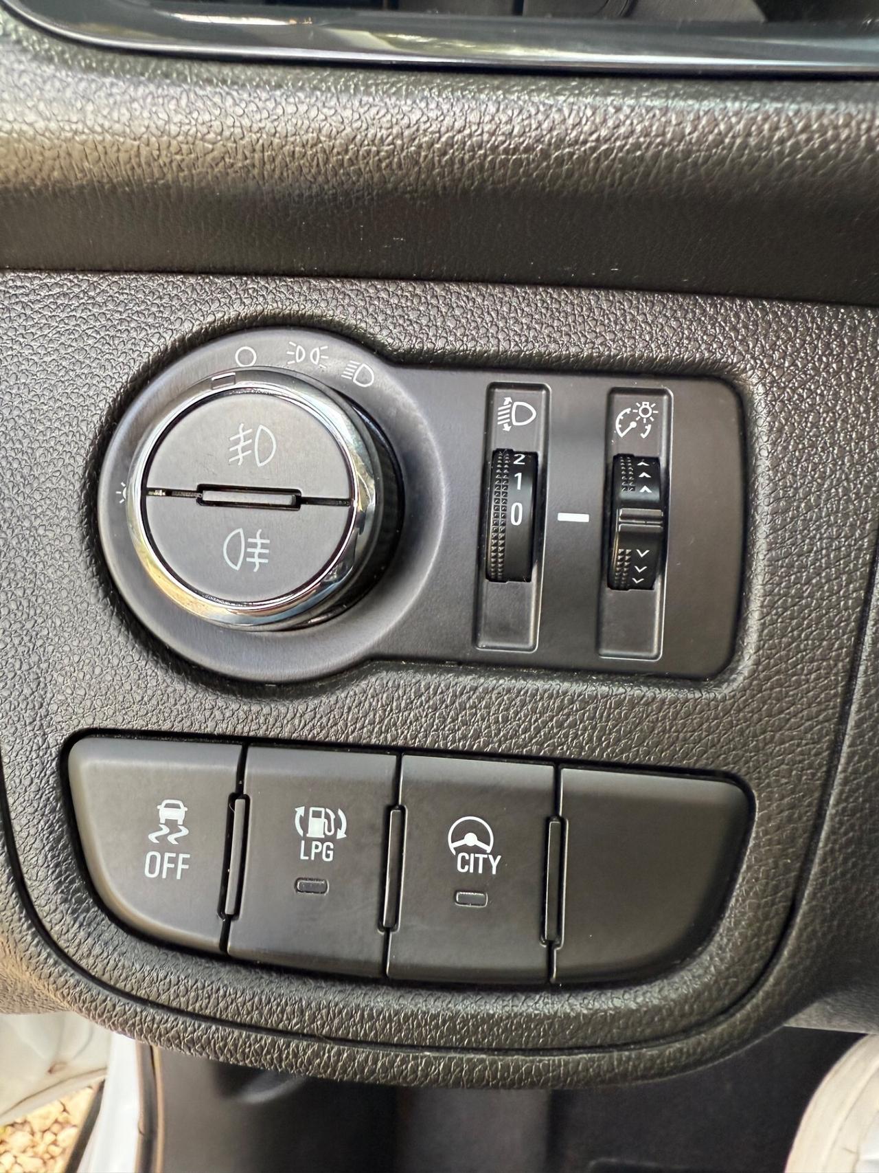 Opel Karl Rocks 1.0 73 CV GPL euro 6 neopatentati