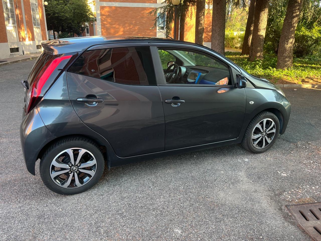 Toyota Aygo 1.0 VVT-i 69 CV 5 porte x-play TSS