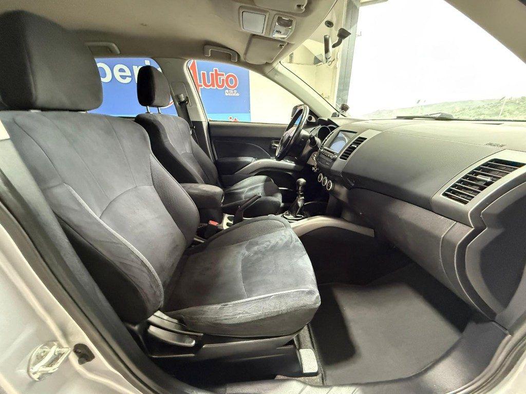Mitsubishi Outlander 2.0 DI-D Instyle 7 p.ti DPF 7 POSTI