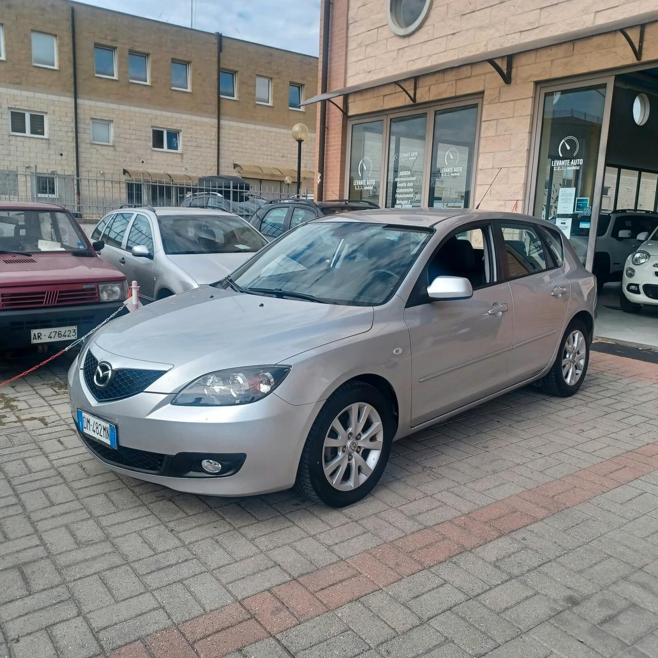 110.118 MAZDA 3 SEMBRA NUOVA OK NEOPATENTATI
