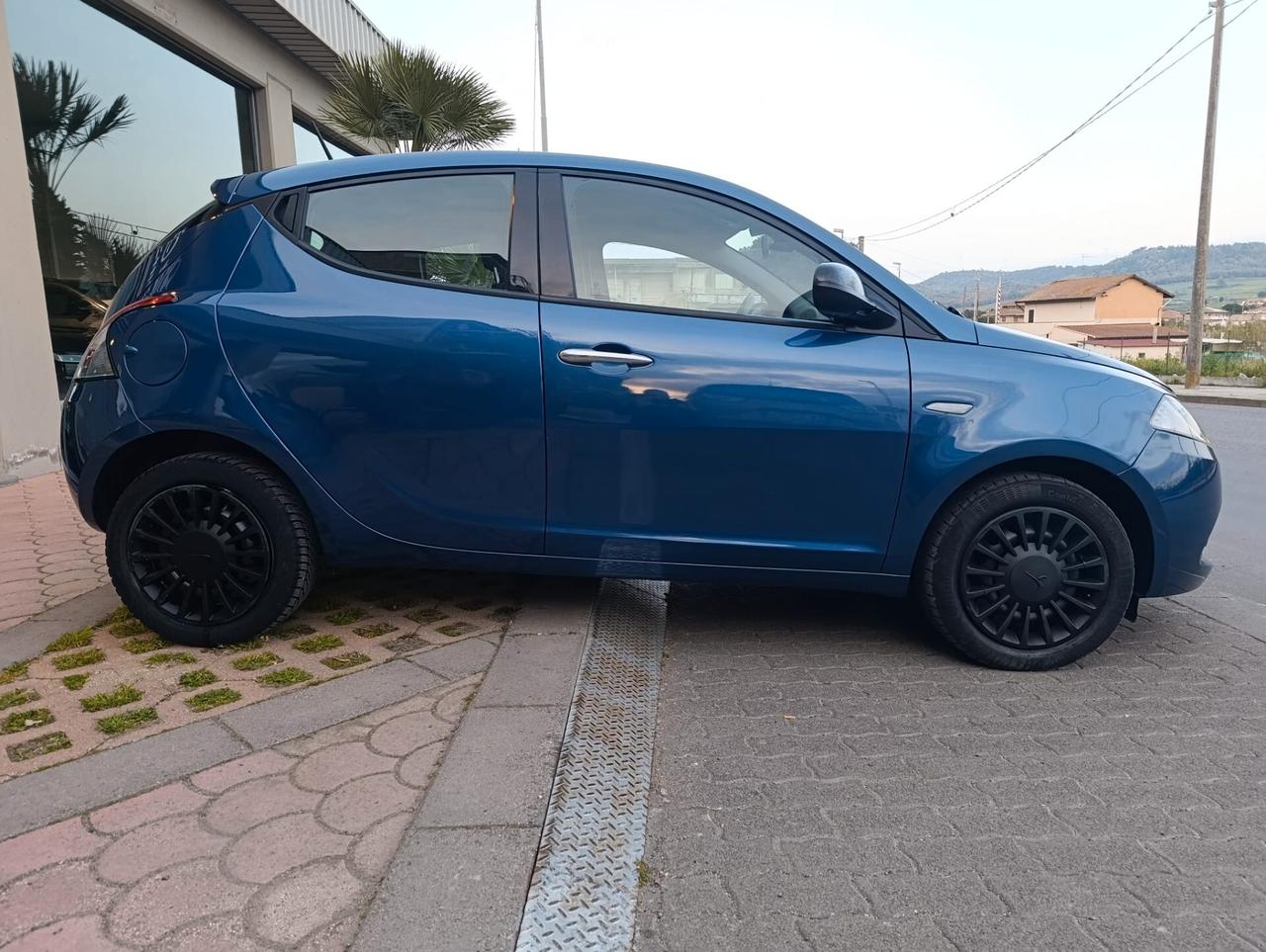 Lancia Ypsilon 1.0 FireFly 5 porte S&S Hybrid Silver