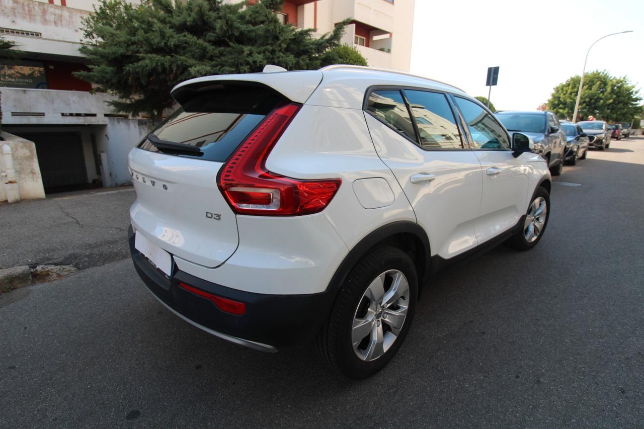 VOLVO XC40 MOMENTUM