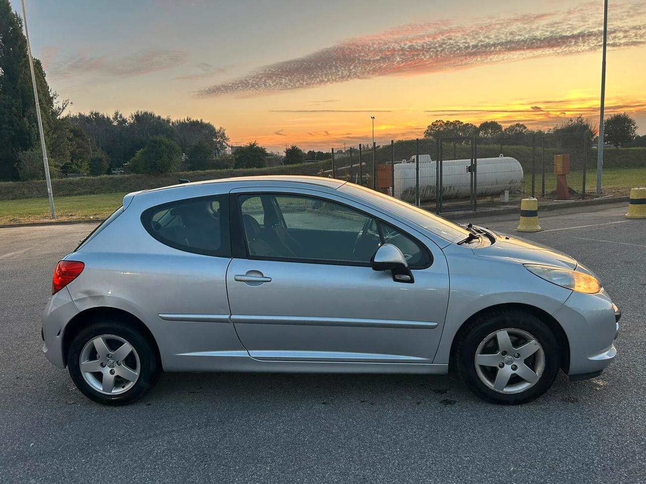 Peugeot 207 1.4 VTi 128000 km pari al nuovo unico proprietario