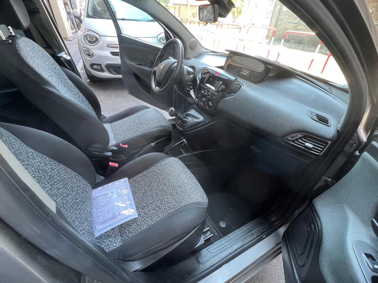 Lancia Ypsilon 1.0 FireFly 5 porte S&S Hybrid Ecochic Silver