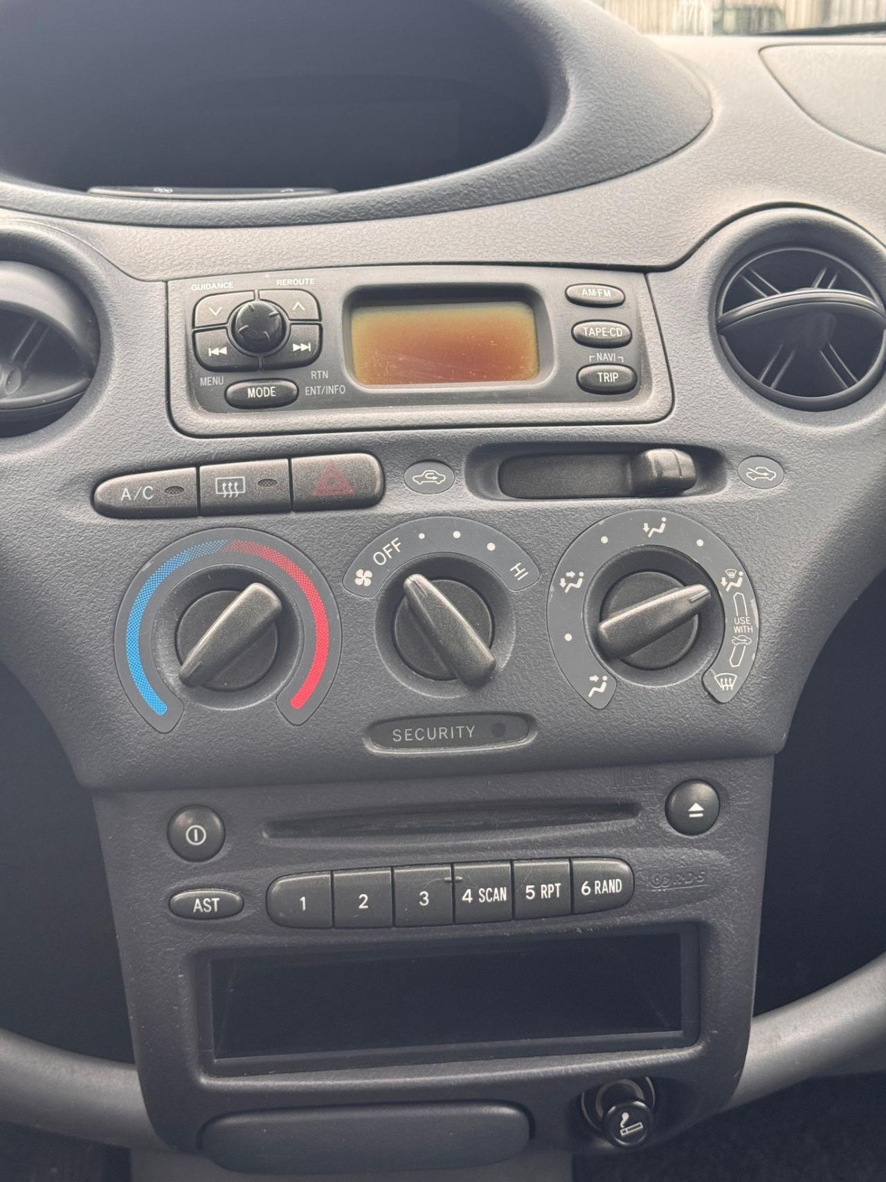 Toyota Yaris 1.0i 16V cat 5 porte Sol