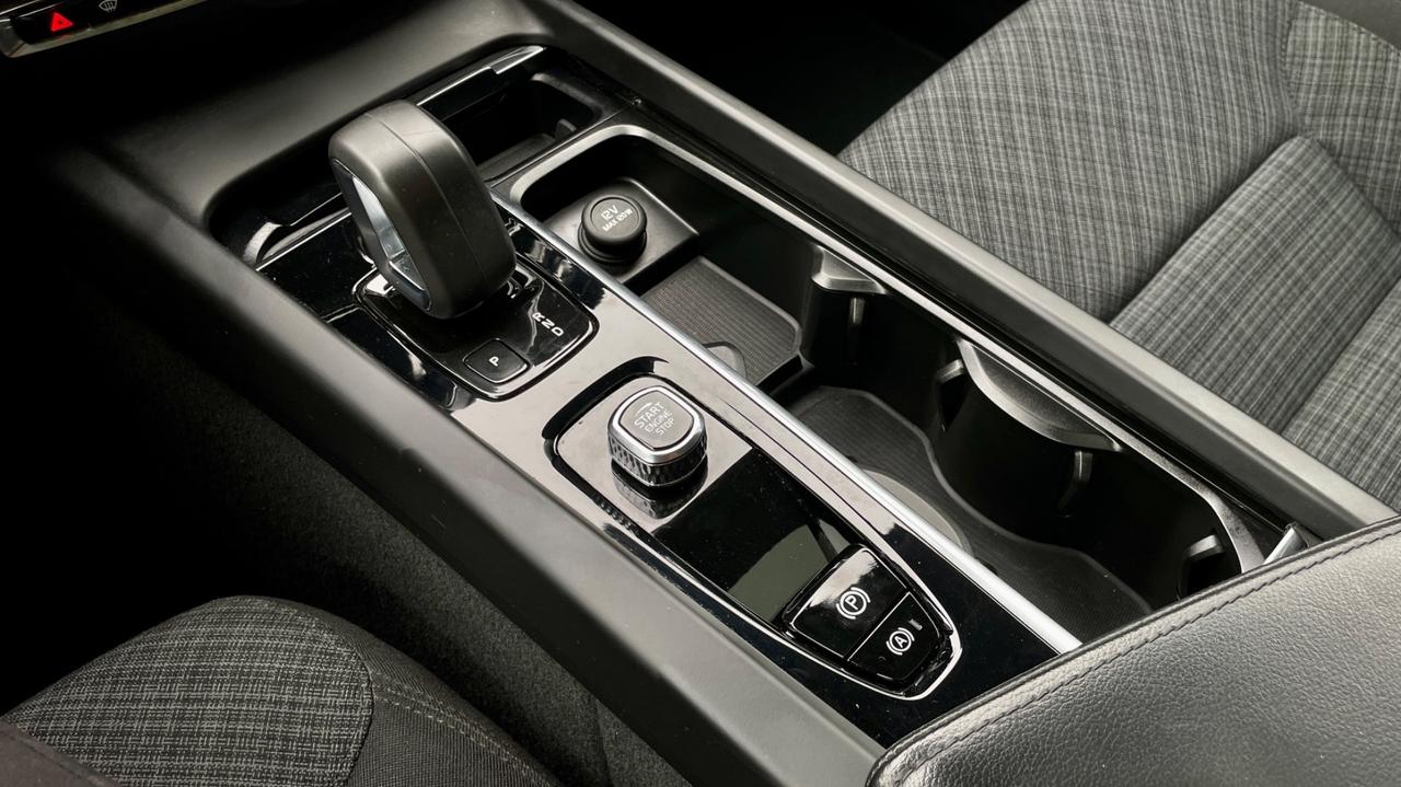 VOLVO V60 B4 2.0 GEARTRONIC MOMENTUM BUSINESS PRO 197CV - FULL LED, TETTO, SEDILI RISCALDABILI