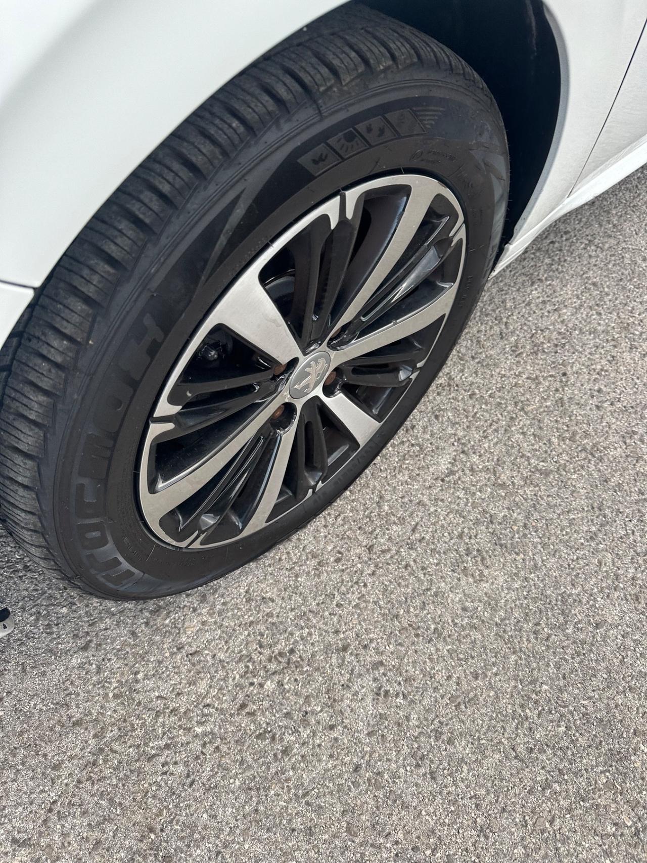 Peugeot 208 1.2 VTi 82 CV 5 porte Allure