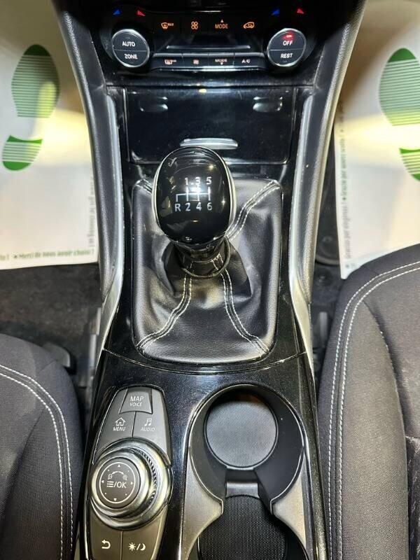 Infiniti Q30 1.5 diesel Premium Tech GALLERY WHITE