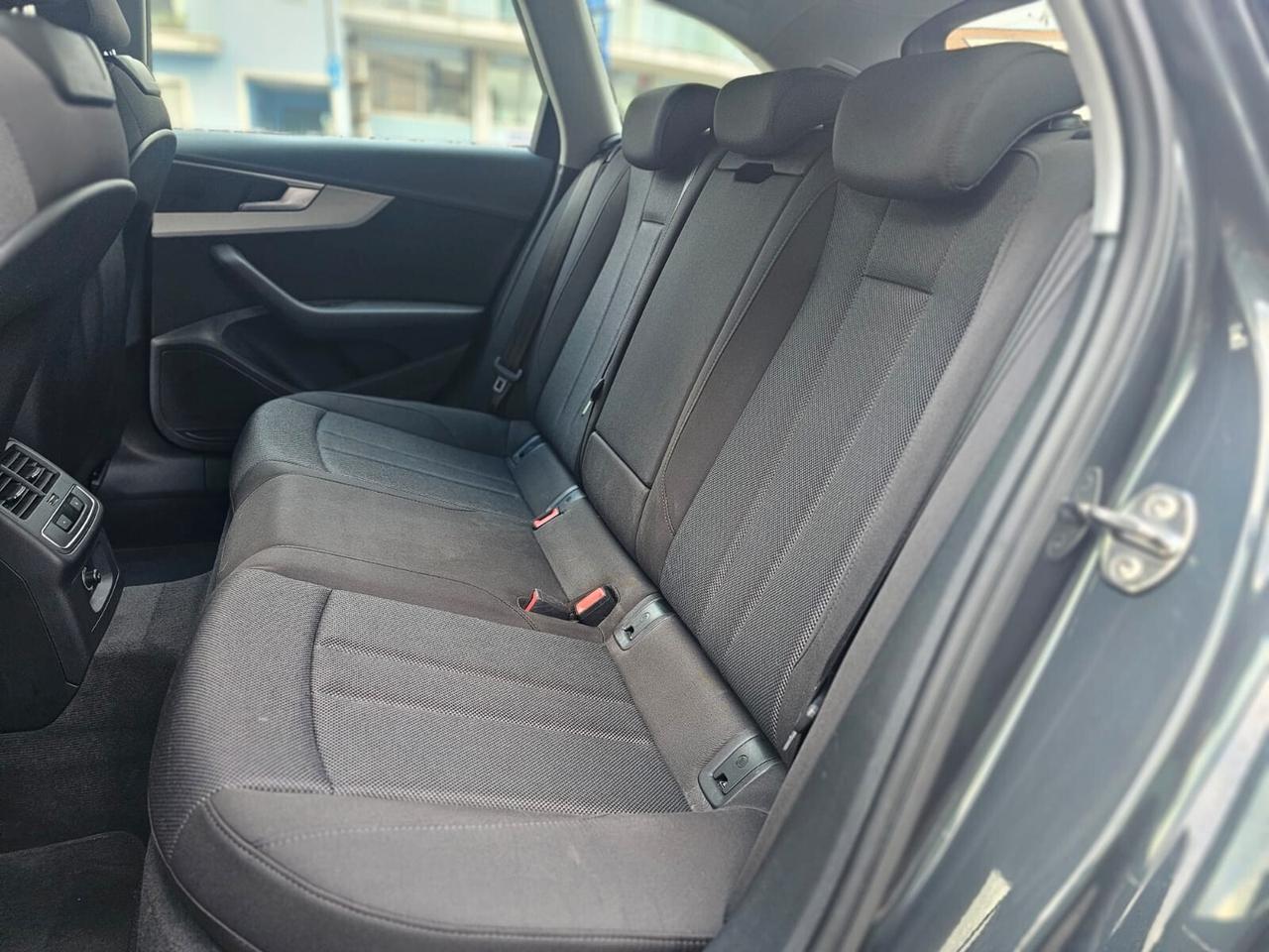 Audi A4 40 TDI quattro S tronic Business Advanced