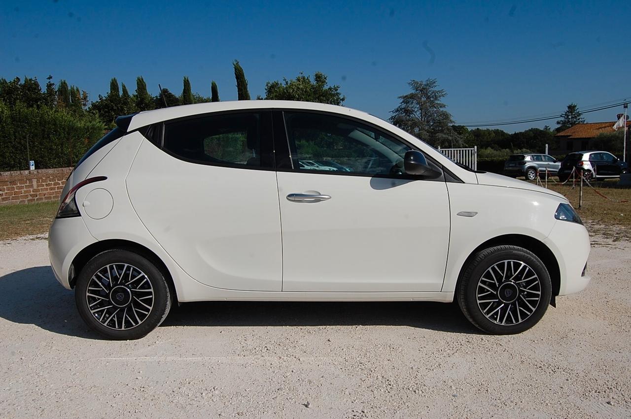 Lancia Ypsilon 1.0 FireFly 5 porte S&S Hybrid Platino