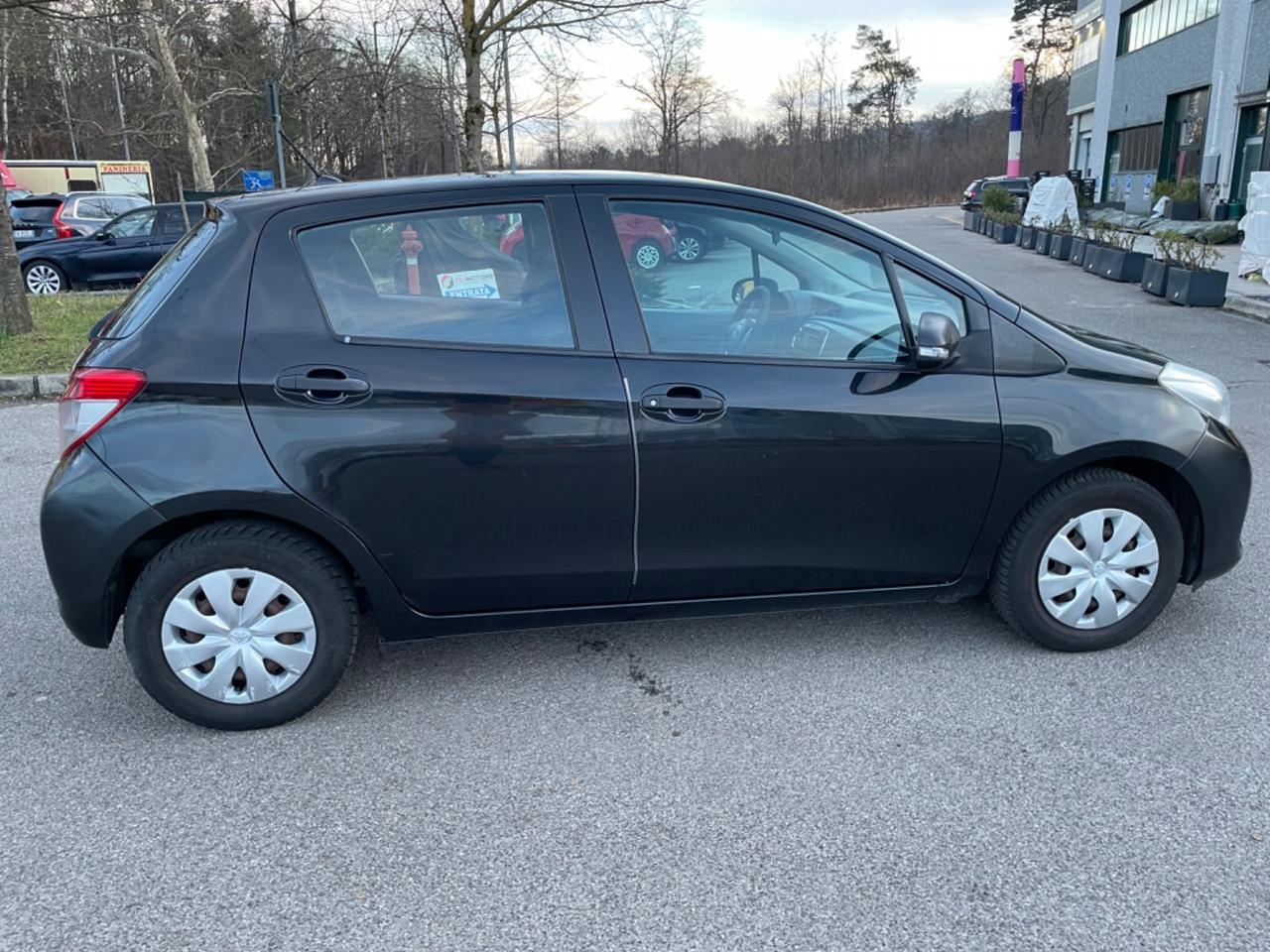 Toyota Yaris 1.0 5 porte Lounge * Neo patentati *