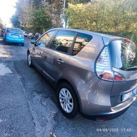 Renault Scenic Scénic XMod dCi 110 CV EDC Limited