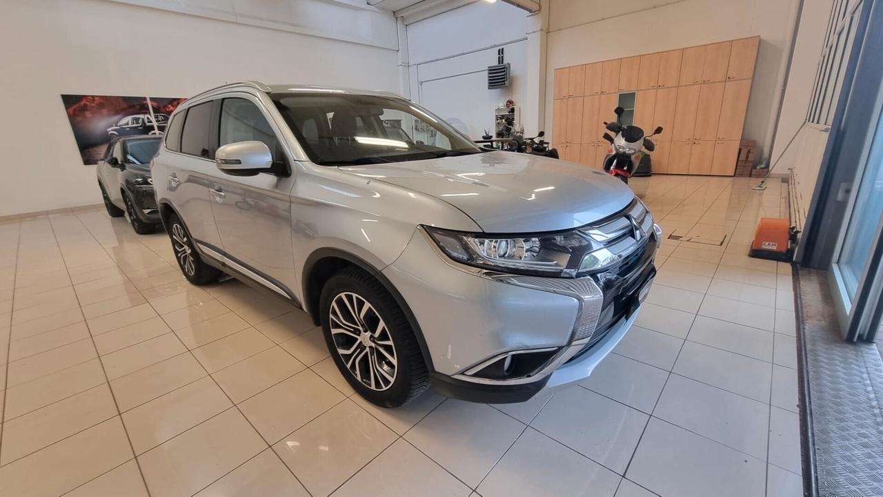 Mitsubishi Outlander 2.2 DI-D 4WD Instyle Plus Navi