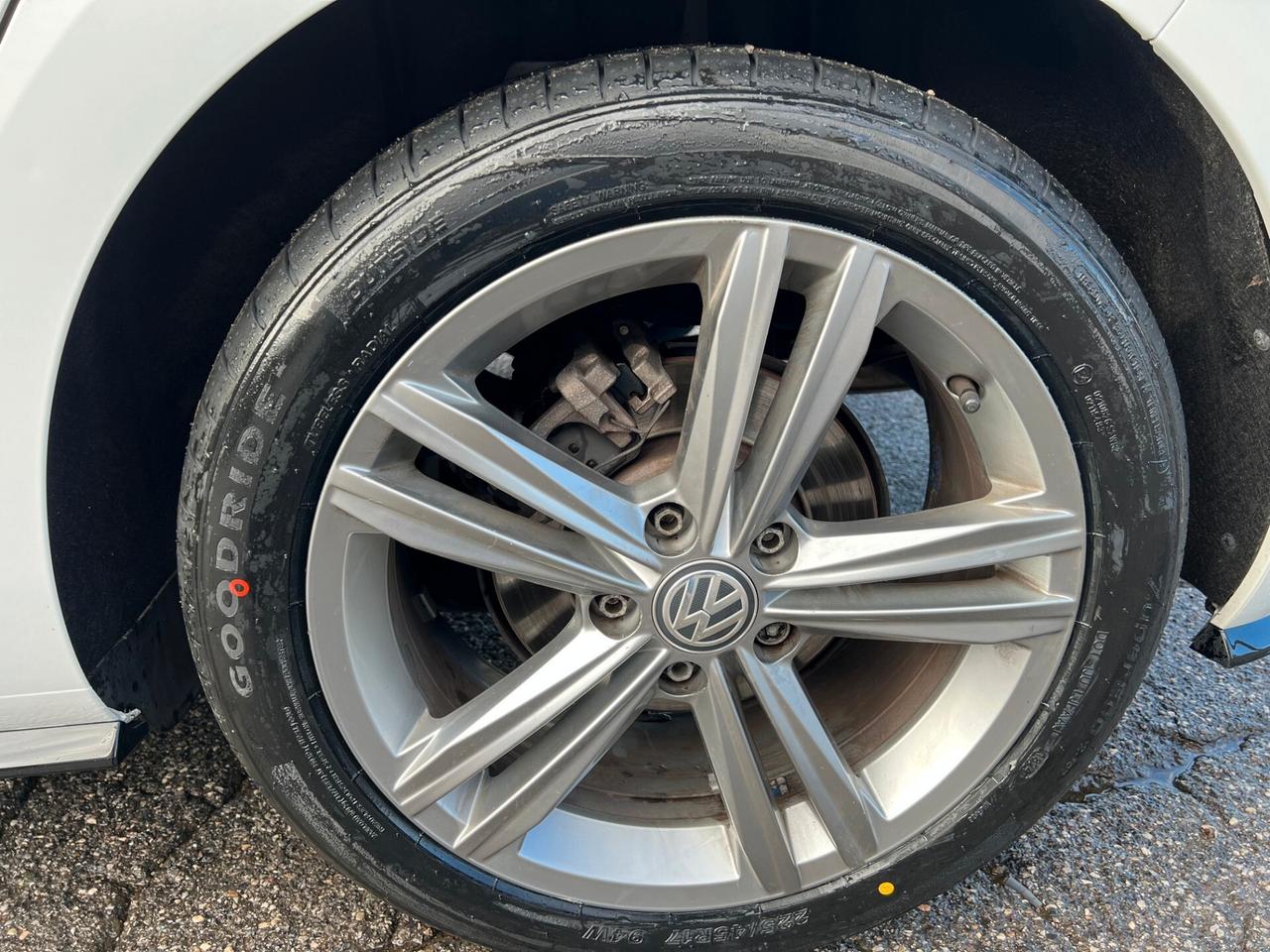 Volkswagen Golf 5p 1.6 tdi R-Line 115cv cerchi e gomme invernali