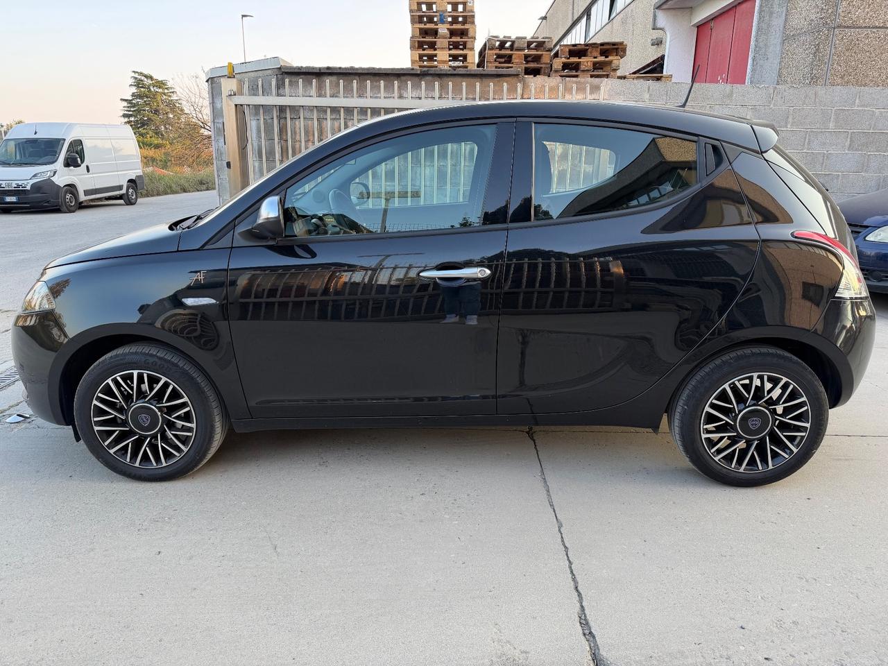 Lancia Ypsilon 1.0 FireFly 5 porte S&S Hybrid Ecochic Gold