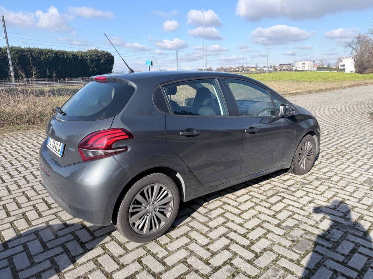 Peugeot 208 PureTech 82 5p. GPL Allure