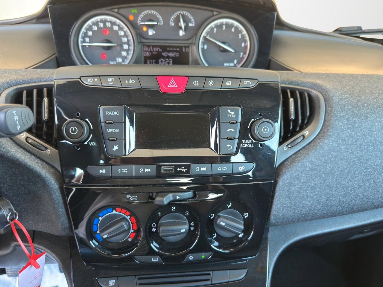 Lancia Ypsilon 1.0 FireFly 5 porte S&S Hybrid Ecochic Silver