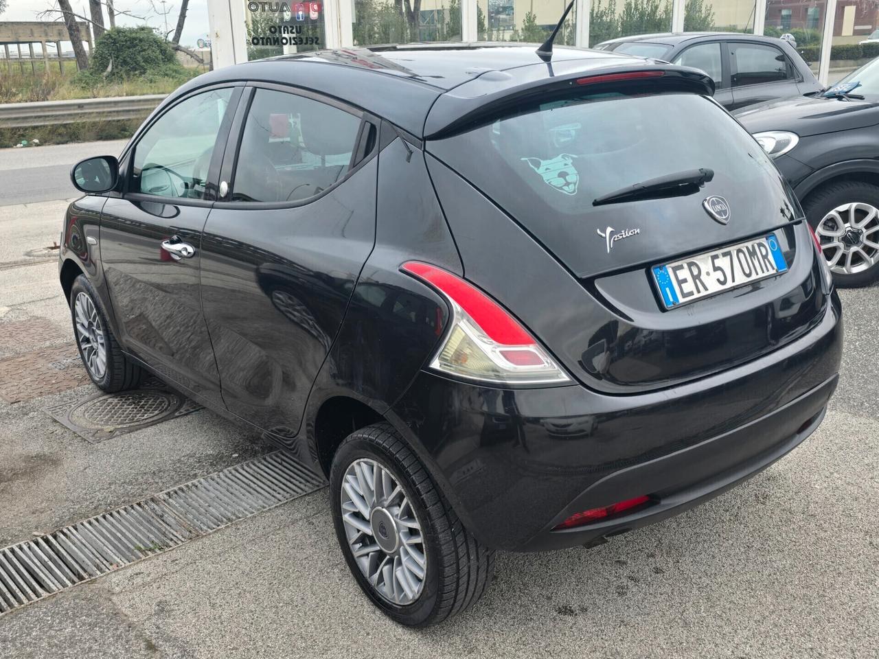 Lancia Ypsilon 0.9 TwinAir 85 CV 5 porte Metano Ecochic Silver