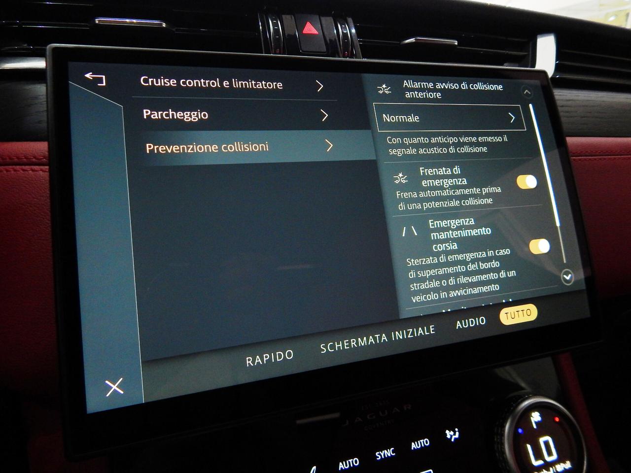 Jaguar F-Pace 2.0d i4 mhev R-Dynamic Black AWD 204cv Aut. TETTO-PELLE ROSSA-NAVI-LED
