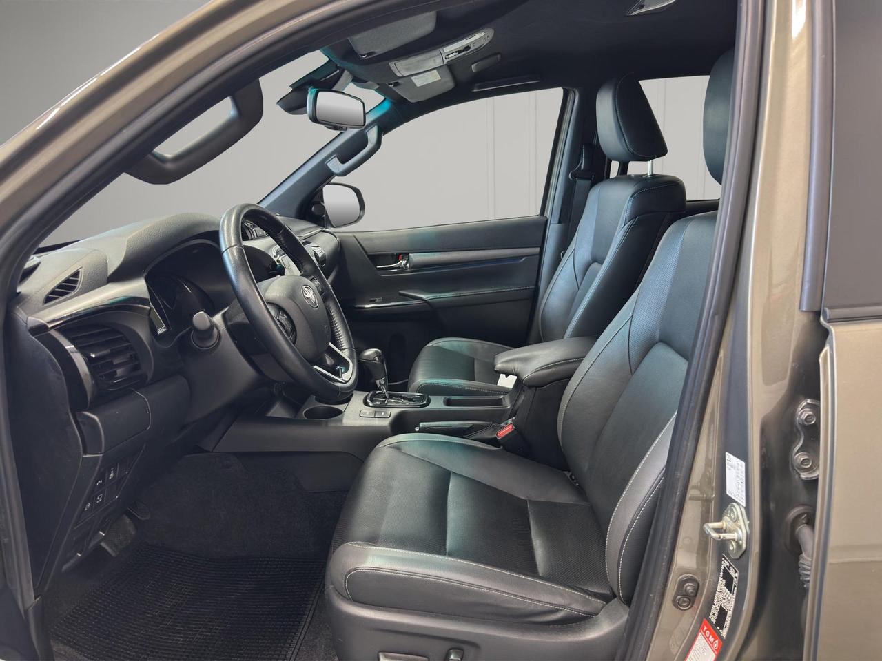 Toyota Hilux 2.8 d double cab Invincible 4wd auto
