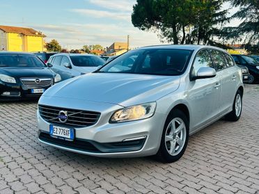 Volvo V60 D2 R-design Momentum N1
