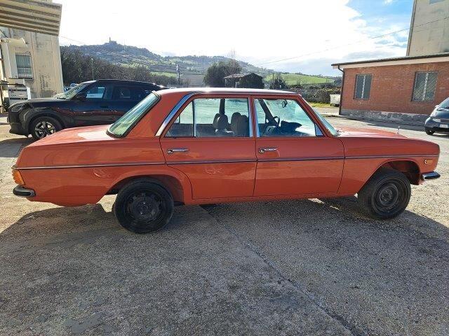 MERCEDES W115 \8 200D - RESTAURO DA ULTIMARE