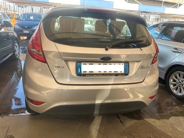 FORD FIESTA 1,4 DIESEL COMANDI AL VOLANTE...