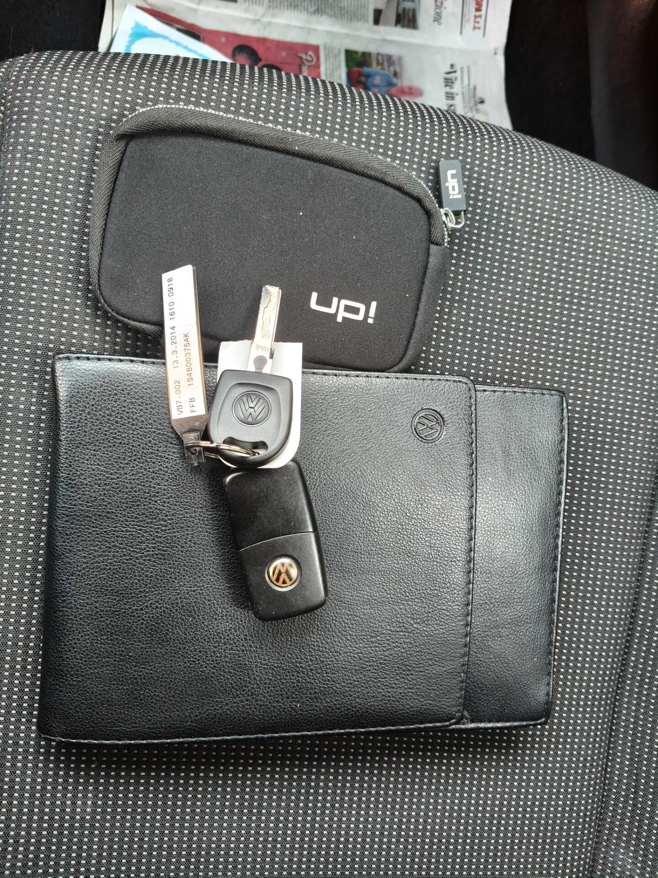 VOLKSWAGEN UP 1000 A METANO FULL OPTIONAL