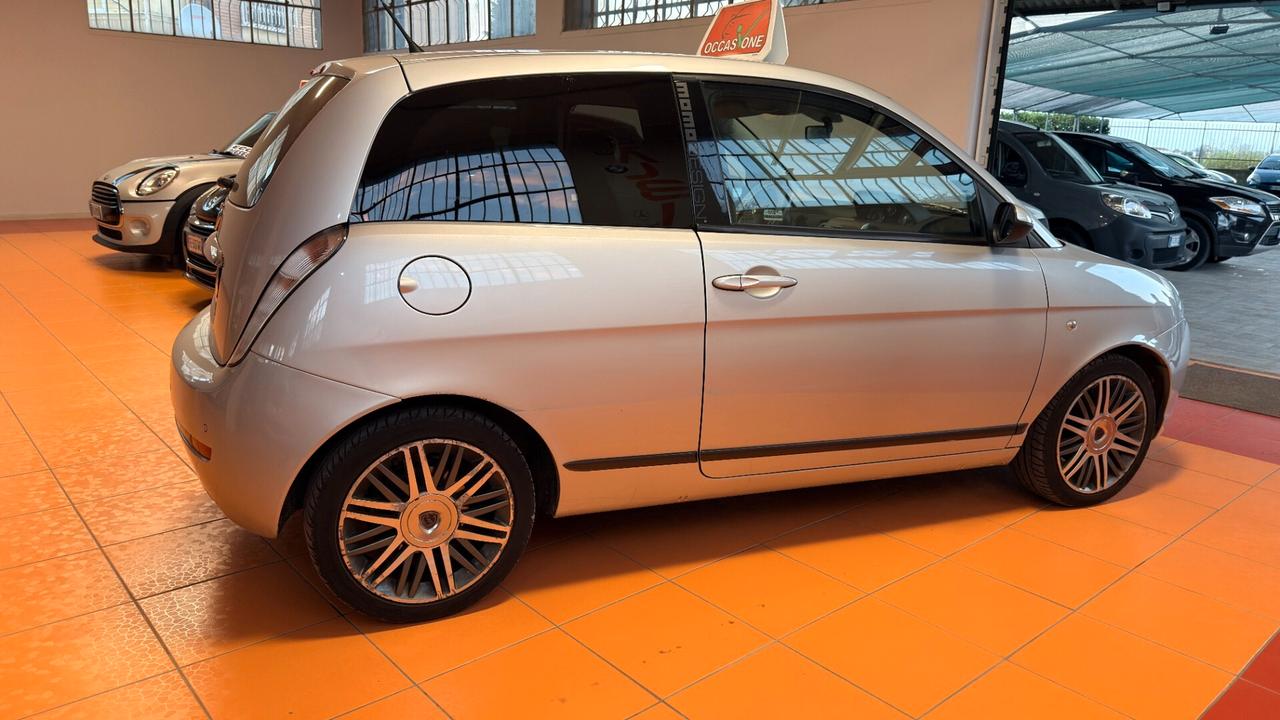 Lancia Ypsilon 1.4 16V Sport MomoDesign