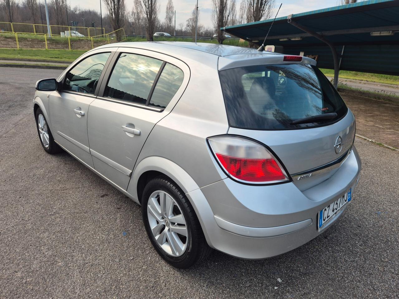Opel Astra 1.6 16V Twinport 5 porte Cosmo